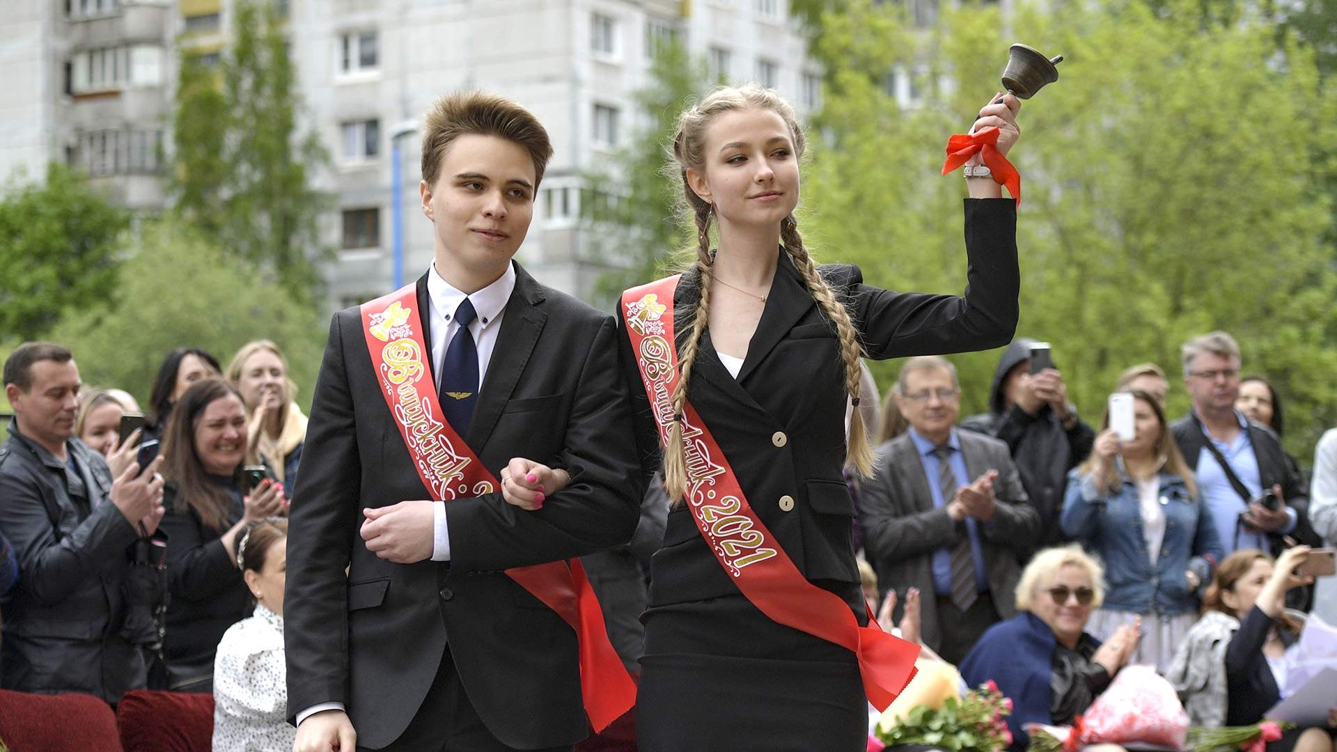 Что подарить классному руководителю на последний звонок