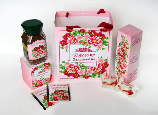 Что подарить воспитателю на 8 марта: полезные подарки и советы